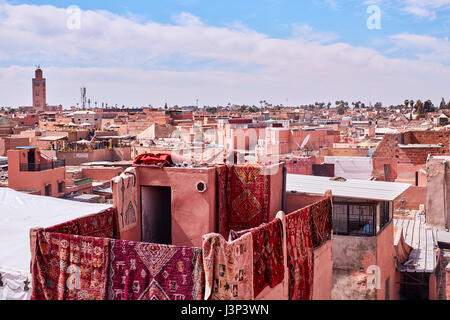 Teppiche hängen von einem Dach in der Medina Marrakesch Stockfoto