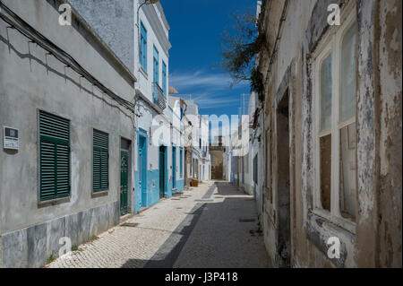 traditionellen engen Gassen der Fischerei Hafen von Olhao in Portugal. Stockfoto