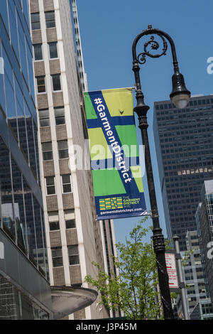 Garment District Schild an Sixth Avenue, New York, USA Stockfoto