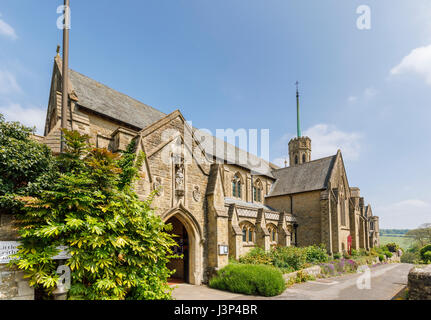 Sacred Heart Catholic Church, gotischer Architektur in Petworth, einer Stadt in West Sussex, Südostengland, im Frühjahr an einem sonnigen Tag mit blauem Himmel Stockfoto