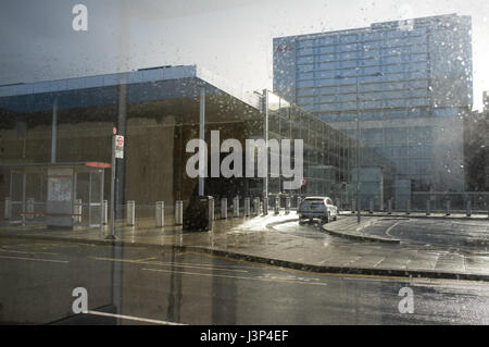 Blick auf Stratford International Bahnhof und Einkaufszentrum Westfield hinter Glas an regnerischen Tag. Stockfoto