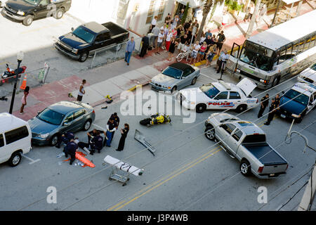 Miami Beach Florida, Ocean Drive, Motorradunfall, Kollision, Unfallort, Notfall, Polizei, Opfer, Mann Männer männlich, auf der Straße liegend, Polizisten, Sanitäter Stockfoto