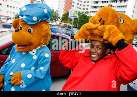 Miami Florida, Buchmesse International, Parade, literarischer Charakter der Kinder, Studenten, Schwarze Afrikaner Ethnische Minderheit, Junge Jungen, mal Stockfoto