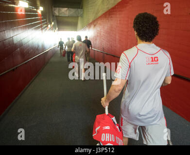 Ohio State Spieler zu Fuß aus zu üben, bevor eine Lacrosse-match zwischen Ohio State und Rutgers High Point Solutions-Stadion in New Jersey Stockfoto