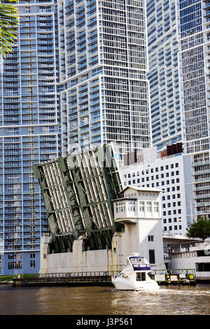 Miami Florida, Miami River Water, Brickell Avenue Bridge, Zugbrücke, Boot, Hochhaus Wolkenkratzer Gebäude Gebäude, Kondominium Kondom Stockfoto