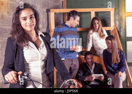 Team der jungen Unternehmer arbeiten zusammen Stockfoto
