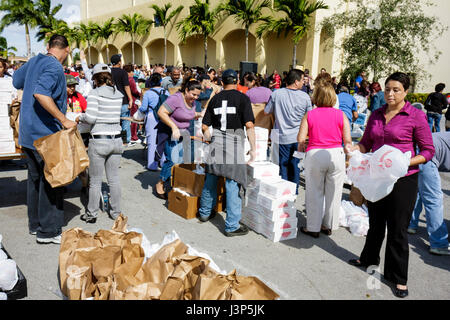 Miami Florida, Alpha Omega Church, Christ, Religion, Thanksgiving türkei verschenken, kostenlos, Essen, bedürftige, Freiwillige Freiwillige ehrenamtliche Arbeit Arbeiter Stockfoto