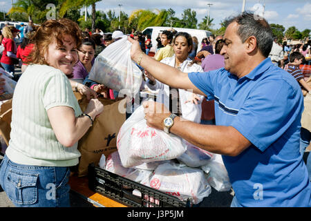 Miami Florida, Alpha Omega Church, Christ, Religion, Thanksgiving türkei verschenken, kostenlos, Essen, bedürftige, Freiwillige Freiwillige ehrenamtliche Arbeit Arbeiter Stockfoto