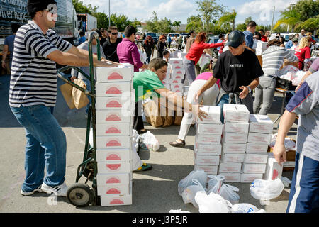 Miami Florida, Alpha Omega Church, Christ, Religion, Thanksgiving türkei verschenken, kostenlos, Essen, bedürftige, Freiwillige Freiwillige ehrenamtliche Arbeit Arbeiter Stockfoto