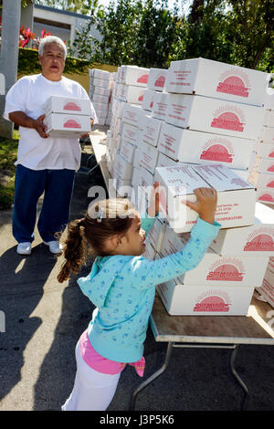 Miami Florida, Alpha Omega Church, Christ, Religion, Thanksgiving türkei verschenken, kostenlos, Essen, bedürftige, Freiwillige Freiwillige ehrenamtliche Arbeit Arbeiter Stockfoto