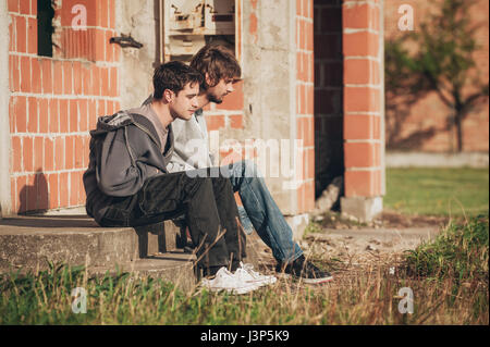 Zwei deprimiert und traurig junge Freunde Freunde denken gemeinsam über ihre Probleme Stockfoto