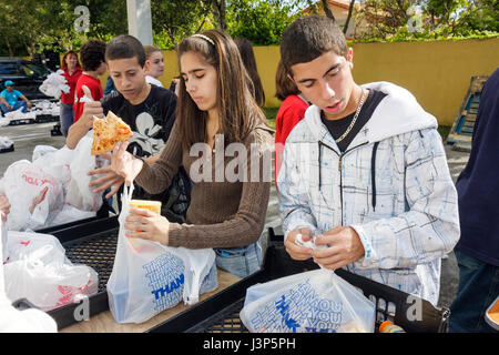 Miami Florida, Alpha Omega Church, Christ, Religion, Thanksgiving türkei verschenken, kostenlos, Essen, bedürftige, Freiwillige Freiwillige ehrenamtliche Arbeit Arbeiter Stockfoto