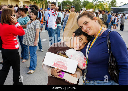 Miami Florida, Alpha Omega Church, Thanksgiving türkei verschenken, kostenlos, Essen, bedürftige, Freiwillige Freiwillige Freiwillige Arbeit Arbeiter, die zusammenarbeiten Stockfoto