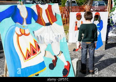 Miami Florida, Kendall, St. Andrew Greek Orthodox Church, Greek Festival, Festivals, Feier, fair, junge Jungen, männlich Kind Kinder Kinder Youngster jung Stockfoto