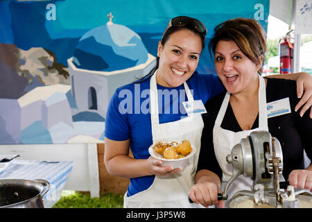 Miami Florida, Kendall, St. Andrew Greek Orthodox Church, Greek Festival, Festivals fair, fair, Frau weibliche Frauen, Bäckerei, Honigbäuche, Loukoumades, Donuts, pas Stockfoto