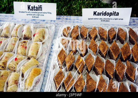 Miami Florida, Kendall, St. Andrew Greek Orthodox Church, Greek Festival, Festivals fair, fair, Bäckerei, Gebäck, Süßigkeiten, Tablett, Kataifi, Karidopita, Backwaren, foo Stockfoto