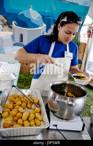 Miami Florida, Kendall, St. Andrew Griechisch Orthodoxe Kirche, Griechische Festival, Festivals fair, fair, Essen, Frau weibliche Frauen, Bäckerei, Honig Puffs, loukoumades, Donut Stockfoto