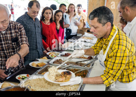 Miami Florida, Kendall, St. Andrew Greek Orthodox Church, Greek Festival, Festivals fair, fair, Mann Männer männlich, Frau weibliche Frauen, Tabletts, Teller, Teller, servieren, Essen, Stockfoto