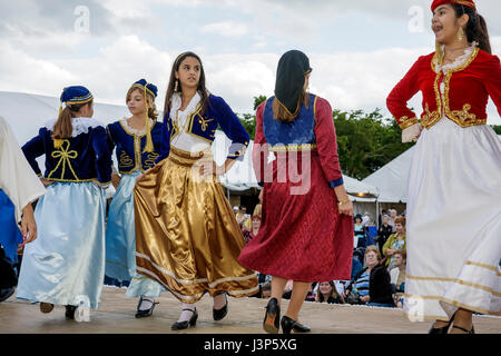 Miami Florida, Kendall, St. Andrew Greek Orthodox Church, Greek Festival, Festivals fair, fair Kleid, Tanz, Tänzer, führen, lange Röcke, Mädchen Mädchen, Youngster Stockfoto