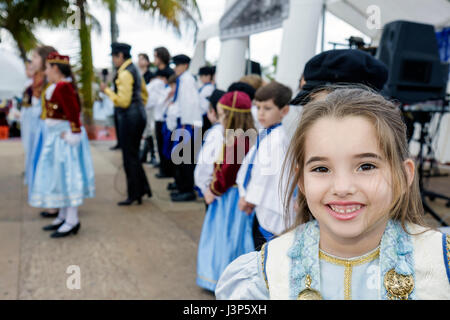 Miami Florida, Kendall, St. Andrew Greek Orthodox Church,Greek Festival,Festivals,Feier,Messe,Messe,Veranstaltung,ethnische Kleidung,Tanz,Tänzer,durchführen,Mädchen gi Stockfoto