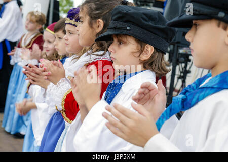 Miami Florida, Kendall, St. Andrew Greek Orthodox Church, Greek Festival, Festivals, Feier, Messe, Messe, Veranstaltung, ethnische Kleidung, Tänzer, führen, junge Jungen, männlich Stockfoto