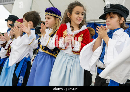 Miami Florida, Kendall, St. Andrew Greek Orthodox Church, Greek Festival, Festivals fair, fair Kleid, Tänzer, durchführen, junge Jungen, männlich Kind Kinder Kinder Stockfoto