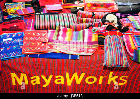 Miami Beach Florida, Fair Trade Bazaar, Kunsthandwerk Mayan Guatemaltekisch bunt, Textilien Stickerei Puppen, Display-Verkauf MayaWorks Import Stockfoto