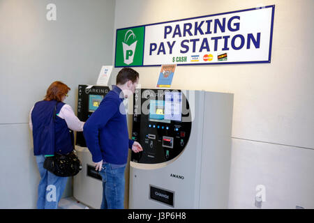 Miami Florida, Midtown, Parkplatz, Garage, Pay-Station, Maschinen, automatisiert, Mann Männer männlich, Frau weibliche Frauen, Transaktion zahlt Kauf kauft, Kreditkarten, s Stockfoto