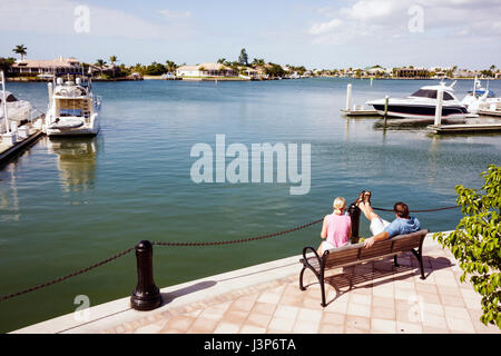 Florida Collier County, Marco Island, North Smokehouse Bay, The Esplanade, Waterfront, Dock, Pier, Boot, Yacht, baywalk, Bank, Mann Männer männlich, Frau weibliche Frauen, c Stockfoto