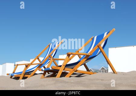 Klappstühle am Sandstrand Stockfoto