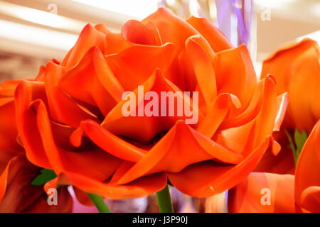 Große orange künstliche Blume Stand in der mall Stockfoto