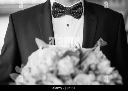 Bräutigam Morgen Vorbereitung. Hübscher Bräutigam immer gekleidet und Vorbereitung für die Hochzeit Stockfoto