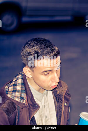 Kursk, Russland - 24. April 2017: ein junger Mann, der aktiv eine Geschichte erzählt. Stockfoto