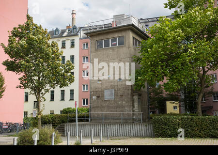 Berlin. Deutschland. Gedenkstätte Günter Litfin, ehemalige Grenze Wachturm als ein Denkmal für Günter Litfin, der erschossen wurde, während versuchen, lassen Sie wieder Stockfoto