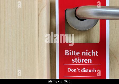 Bitte nicht stören Sie Schild an der Tür eines Hotelzimmers Stockfoto