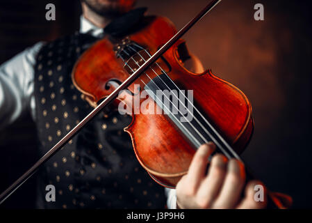 Männliche Geiger klassische Musik auf Geige spielen. Fiddler Mann mit Musikinstrument Stockfoto