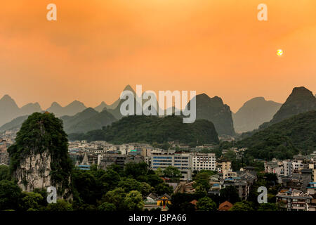 Blick auf Guilin Stadt von einem der Hügel in der Stadt. Stockfoto