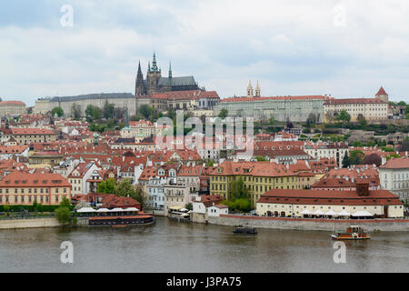 Blick von einer Brücke Turm der Karlsbrücke auf der Prager Burg. Prag, Tschechische Republik. Stockfoto