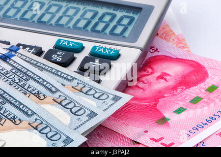 Chinesische Renminbi 100 und 100 US-Dollar Rechnungen gestapelt auf einem weißen Hintergrund. Stockfoto