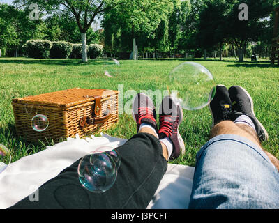 Romantisch zu zweit entspannen Sie sich auf Picknick-Tag im Frühling Stockfoto