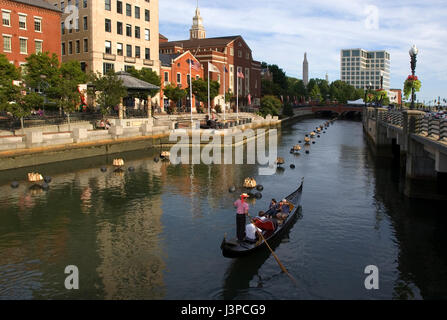 Eine Gondel führt durch das Zentrum von Providence, Rhode Island, USA Stockfoto