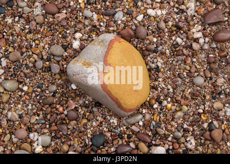 Felskunst - bunten natürlichen Felsen an einem Strand Stockfoto
