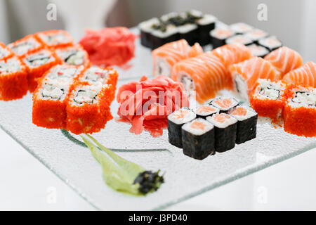 Japanische Küche - Buffet catering Stil Sushi in Restaurant - Lachs Maki Sushi und Nigiri Sushi. selektiven Fokus Stockfoto