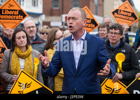 Kidlington, UK. 3. Mai 2017. Liberal Democrats Tim Farron Kampagnen in Kidlington mit Kandidaten Layla Moran. Bildnachweis: Mark Kerrison/Alamy Stockfoto