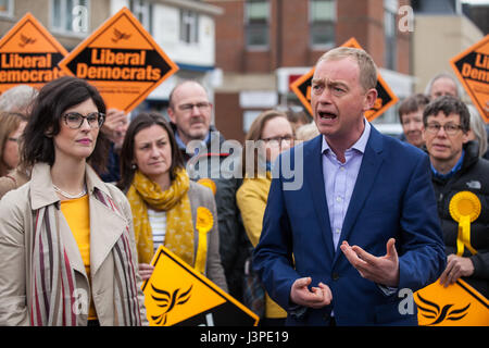 Kidlington, UK. 3. Mai 2017. Liberal Democrats Tim Farron Kampagnen in Kidlington mit Kandidaten Layla Moran. Bildnachweis: Mark Kerrison/Alamy Stockfoto