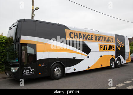 Kidlington, UK. 3. Mai 2017. Die Liberal Democrats Schlacht Bus kommt in das Dorf Kidlington in Oxfordshire während der Kampagne für die forthcom Stockfoto