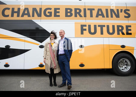 Kidlington, UK. 3. Mai 2017. Liberal Democrats Tim Farron Kampagnen in Kidlington mit Kandidaten Layla Moran. Bildnachweis: Mark Kerrison/Alamy Stockfoto