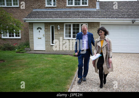 Kidlington, UK. 3. Mai 2017. Liberal Democrats Tim Farron Kampagnen in Kidlington mit Kandidaten Layla Moran. Bildnachweis: Mark Kerrison/Alamy Stockfoto