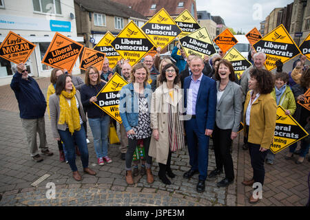 Kidlington, UK. 3. Mai 2017. Liberal Democrats Tim Farron verbindet Kandidaten Laura Coyle, Liz Leffman, Layla Moran und Kirsten Johnson. Stockfoto