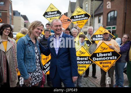 Kidlington, UK. 3. Mai 2017. Liberal Democrats Tim Farron Kampagnen mit Henley Kandidat Laura Coyle. Bildnachweis: Mark Kerrison/Alamy Stockfoto